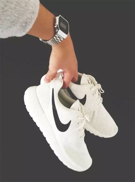 white nike roshes